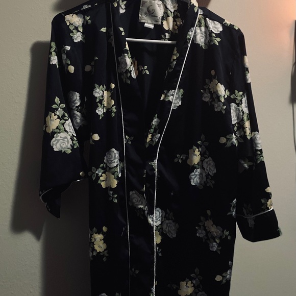 Satan robe - Picture 2 of 3